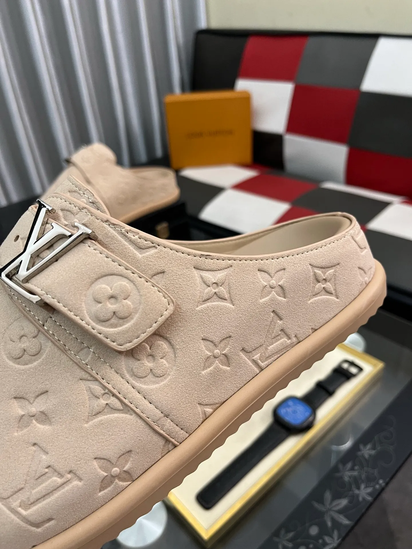 Men's shoes 💰380⌚️⌚️2025 new men's casual sandals and slippers, made of suede cow leather, with Monogram pattern to highlight the trendy style. Adjustable straps illuminated with LV letters, while a resilient insole and micro outsole provide lightweight comfort. Made of suede cow leather with embossed Monogram pattern and brand element metal hardware✅Adjustable straps➕Tough insole‼ ️Micro outsole. Comfortable and easy to wear‼ ️size: 38-446️⃣Colors available